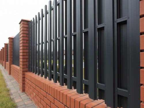 Забор из евроштакетника для дома: эффективная защита и эстетическое украшение.